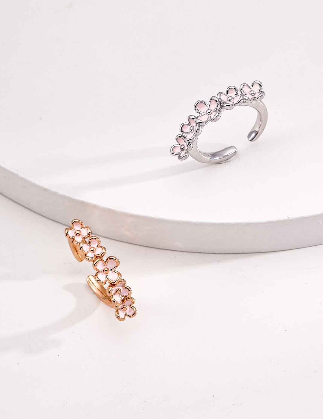 Floral Enamel Ring – Elegant Petal-Inspired Design with Vintage Charm