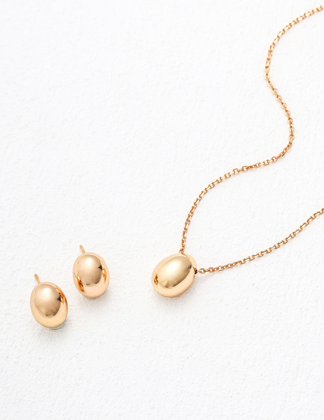 Vintage-Inspired Polished Pendant Necklace – Minimalist Elegance in Retro Gold
