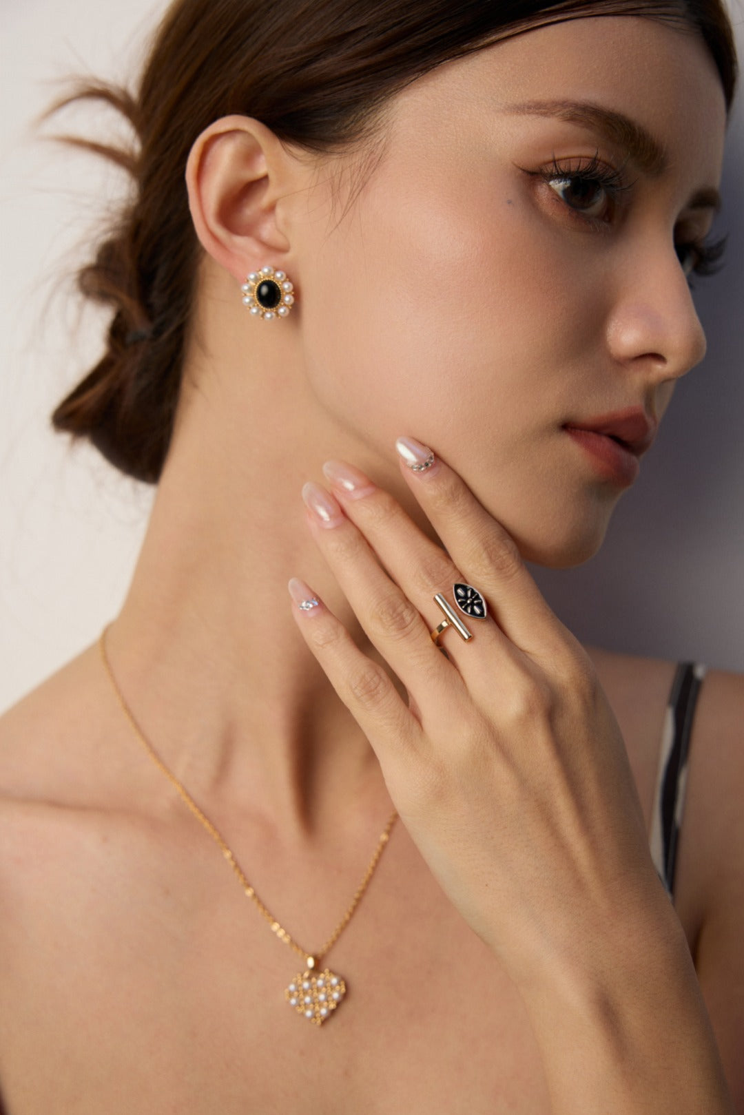 Artistic Enamel Drop Ring – Vintage Gold Adjustable Design with Modern Edge