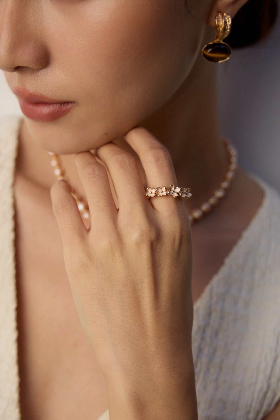 Floral Enamel Ring – Elegant Petal-Inspired Design with Vintage Charm