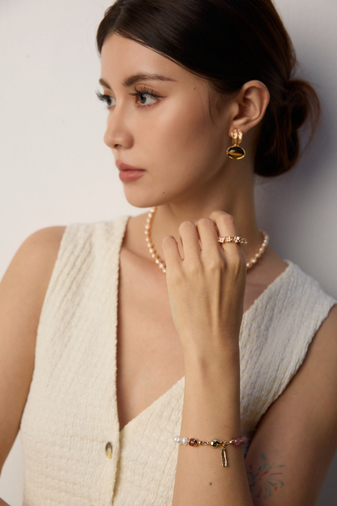 Floral Enamel Ring – Elegant Petal-Inspired Design with Vintage Charm