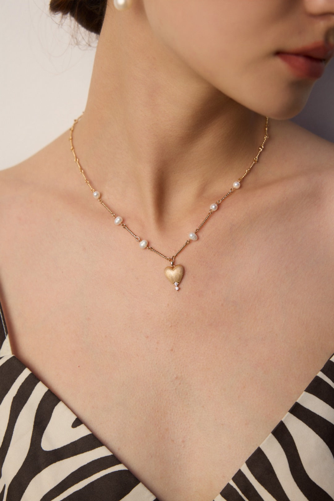 Sand Matte Heart Pendant Necklace- Natural Pearl, Inlaid Gemstone