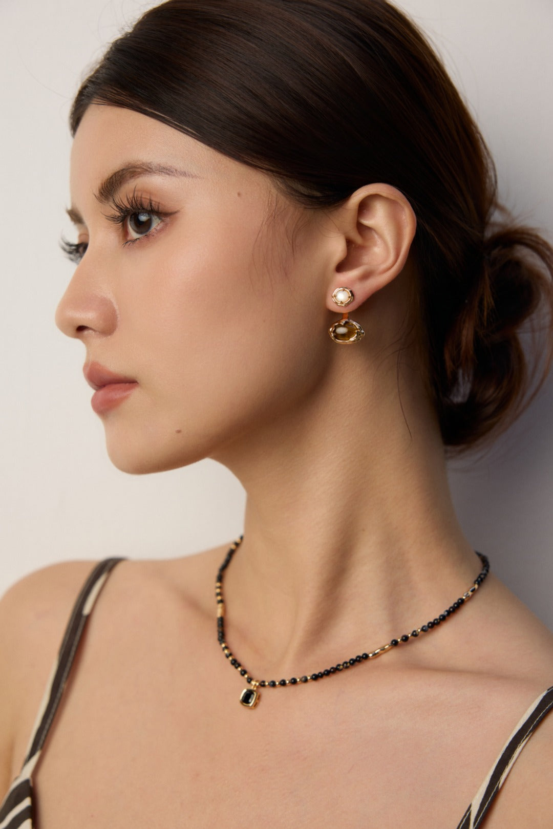 Vintage Gold Round Polished Pendant Necklace- Black Onyx