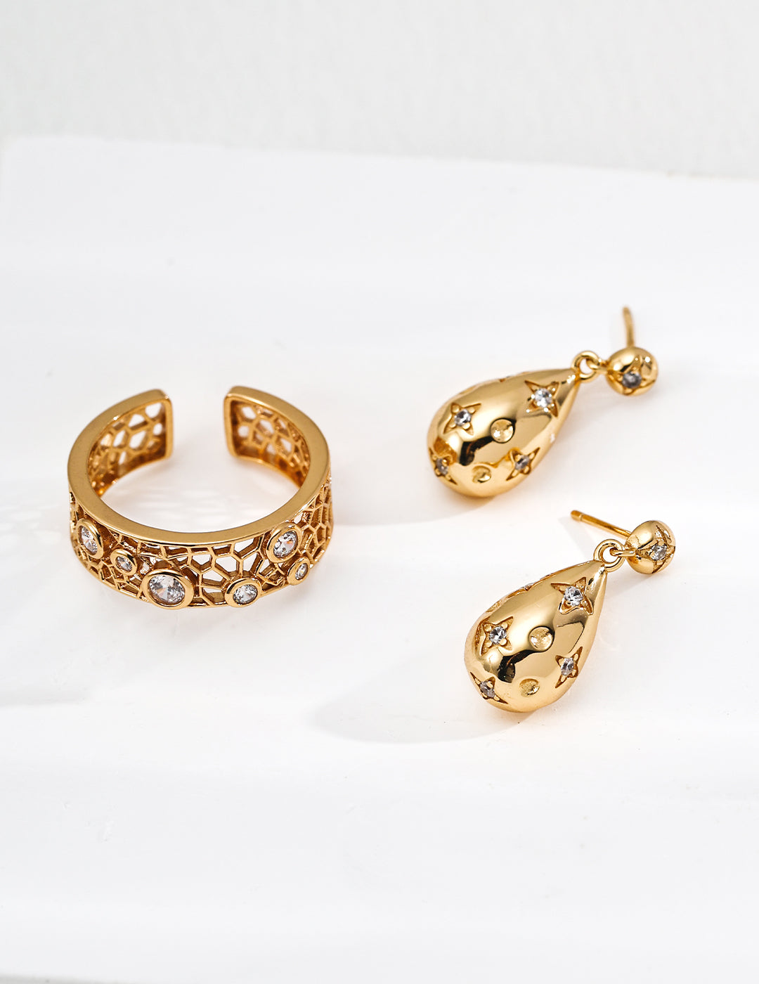 Timeless Elegance Teardrop Earrings – Modern Sparkle, Cubic Zirconia