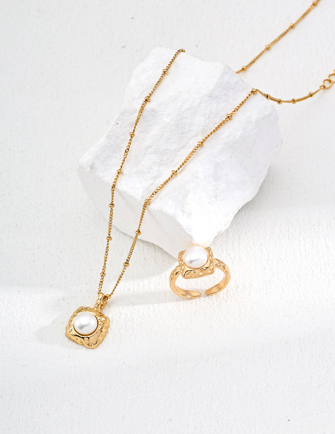 Minimalist Natural Pearl Ring – Elegant Open Design, Timeless Parisian Simplicity