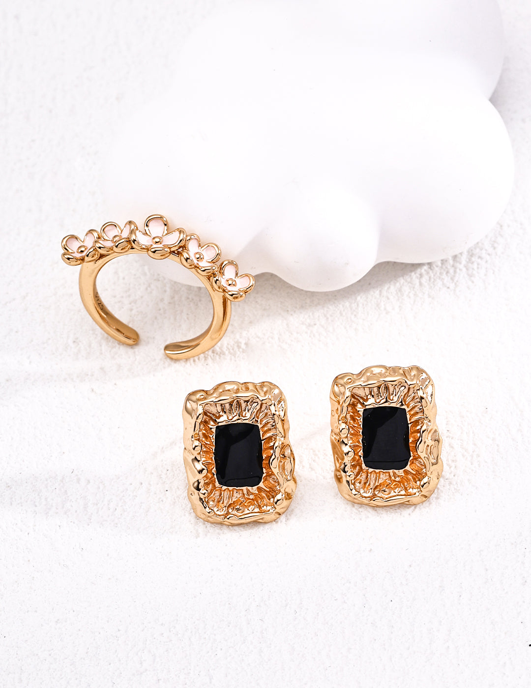 Floral Enamel Ring – Elegant Petal-Inspired Design with Vintage Charm