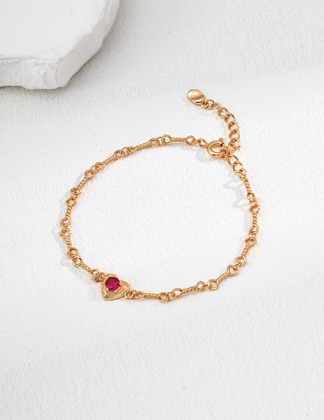 Twisted Chain Bracelet with Red Cubic Zirconia Heart – Minimalist Elegance, Everyday Romance