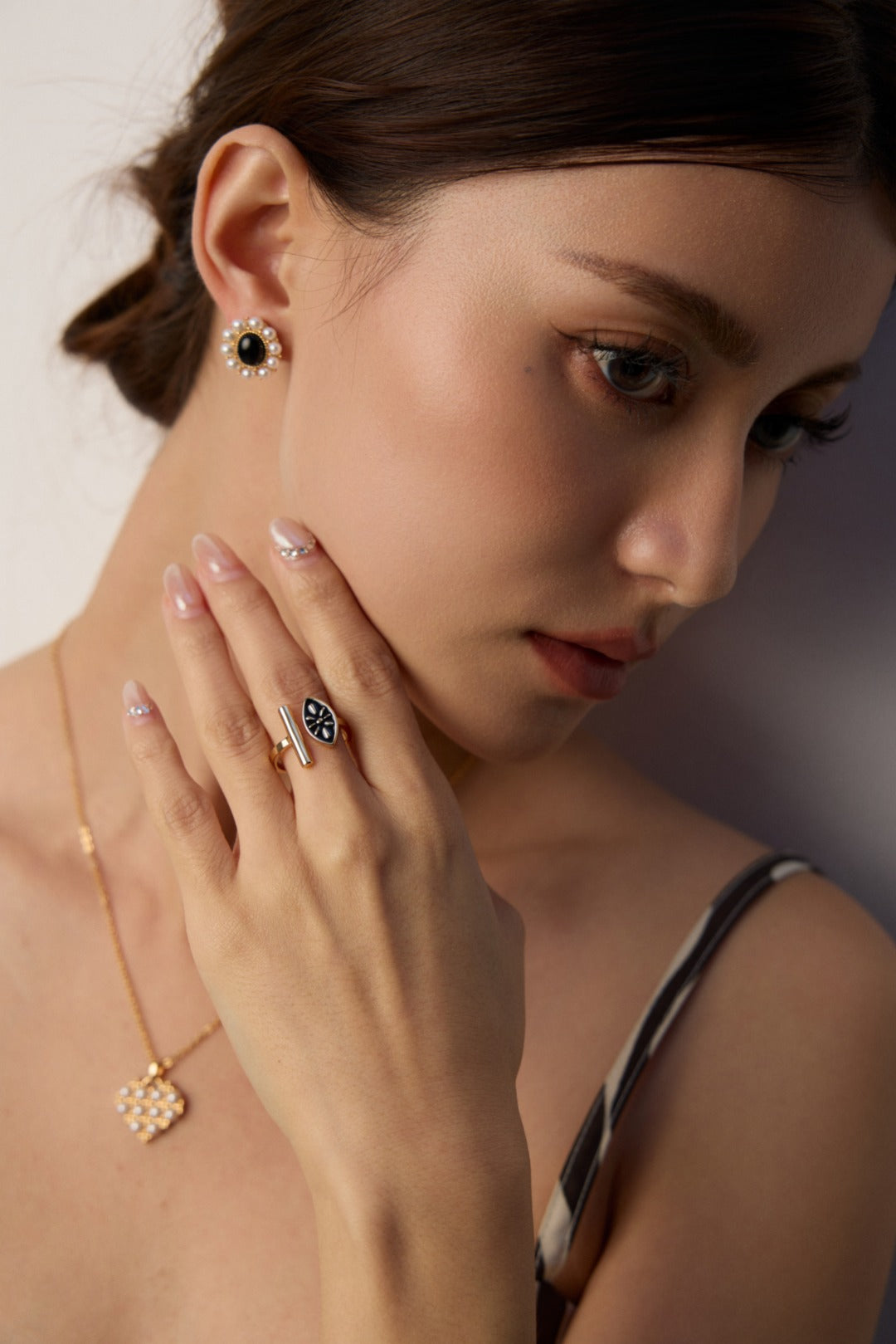 Artistic Enamel Drop Ring – Vintage Gold Adjustable Design with Modern Edge