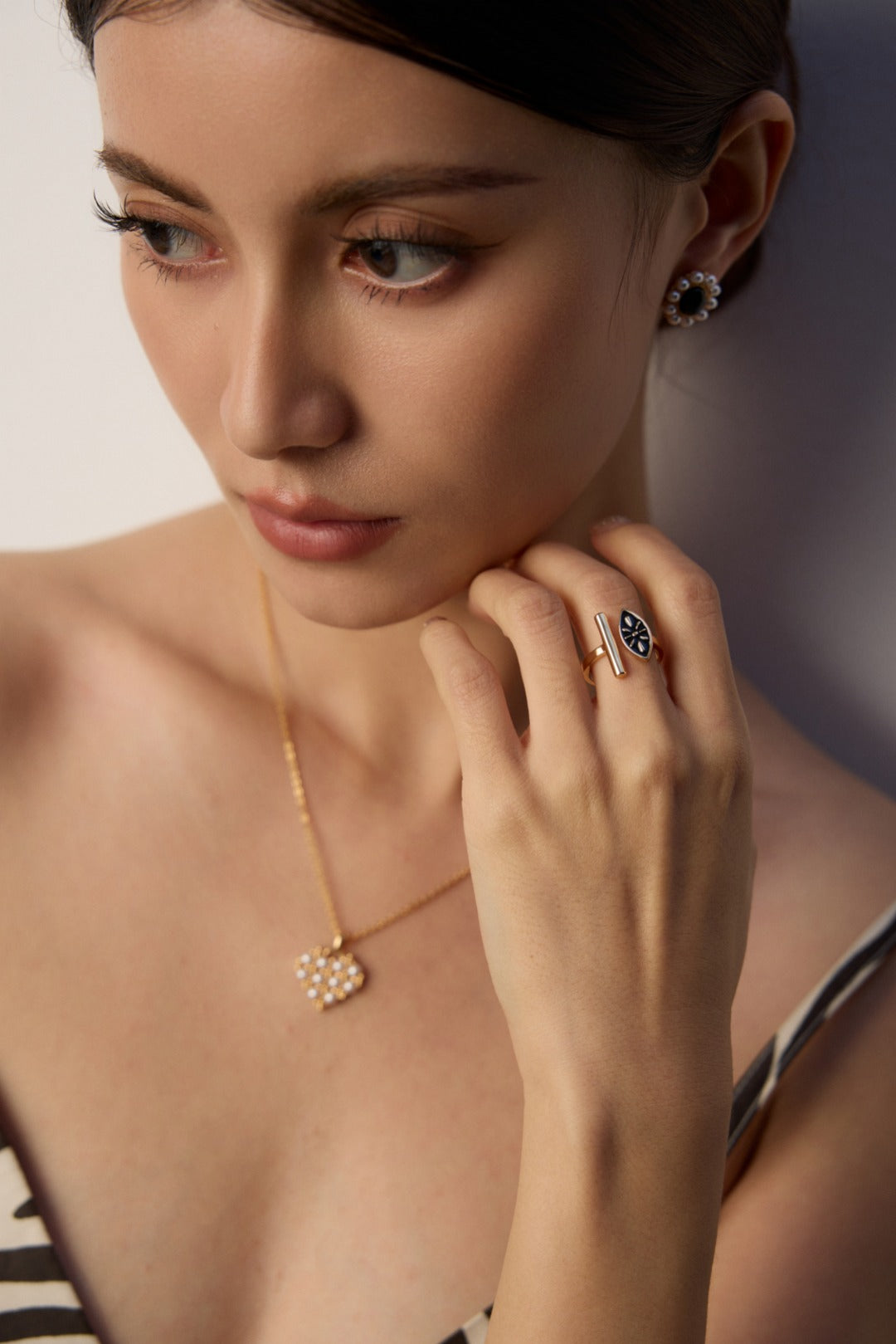 Artistic Enamel Drop Ring – Vintage Gold Adjustable Design with Modern Edge