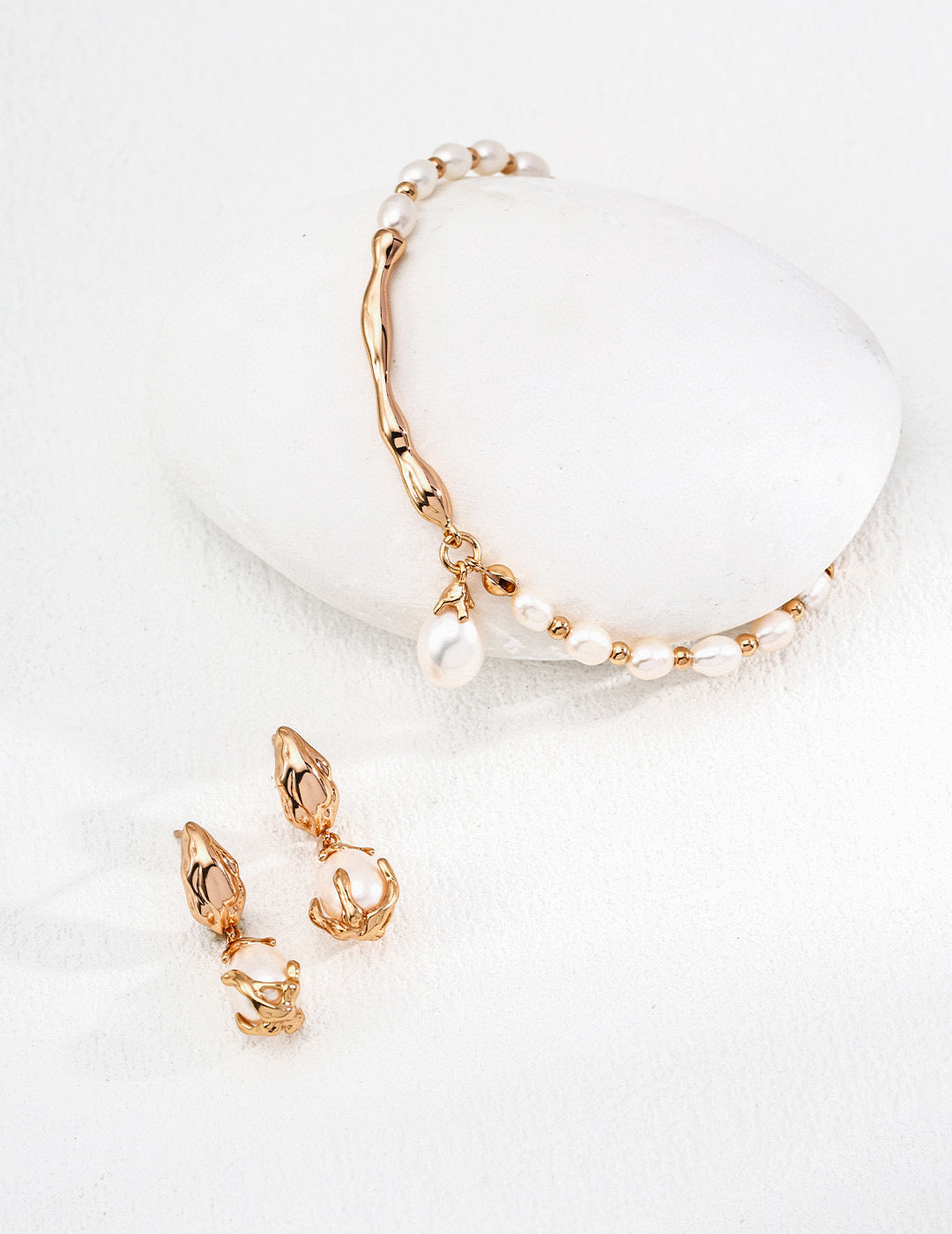 Elegance Minimalist Natural Pearl Bracelet- Adjustable Chain Elegance