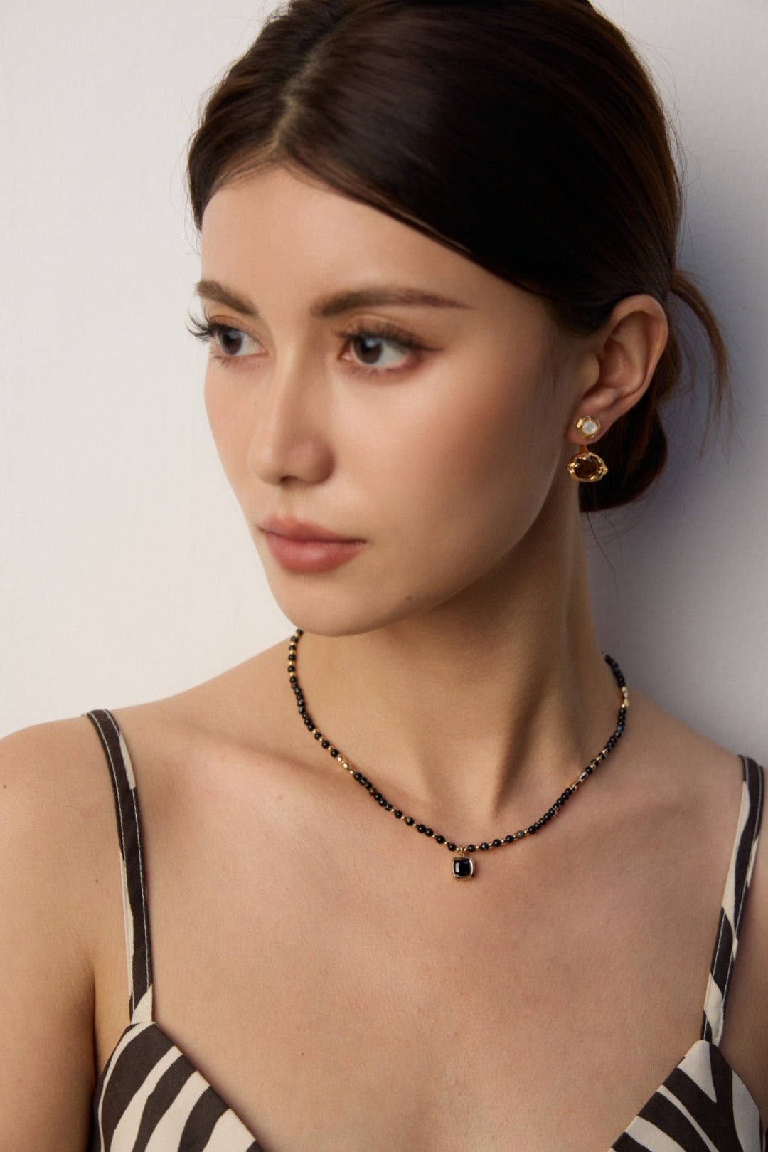 Vintage Gold Round Polished Pendant Necklace- Black Onyx