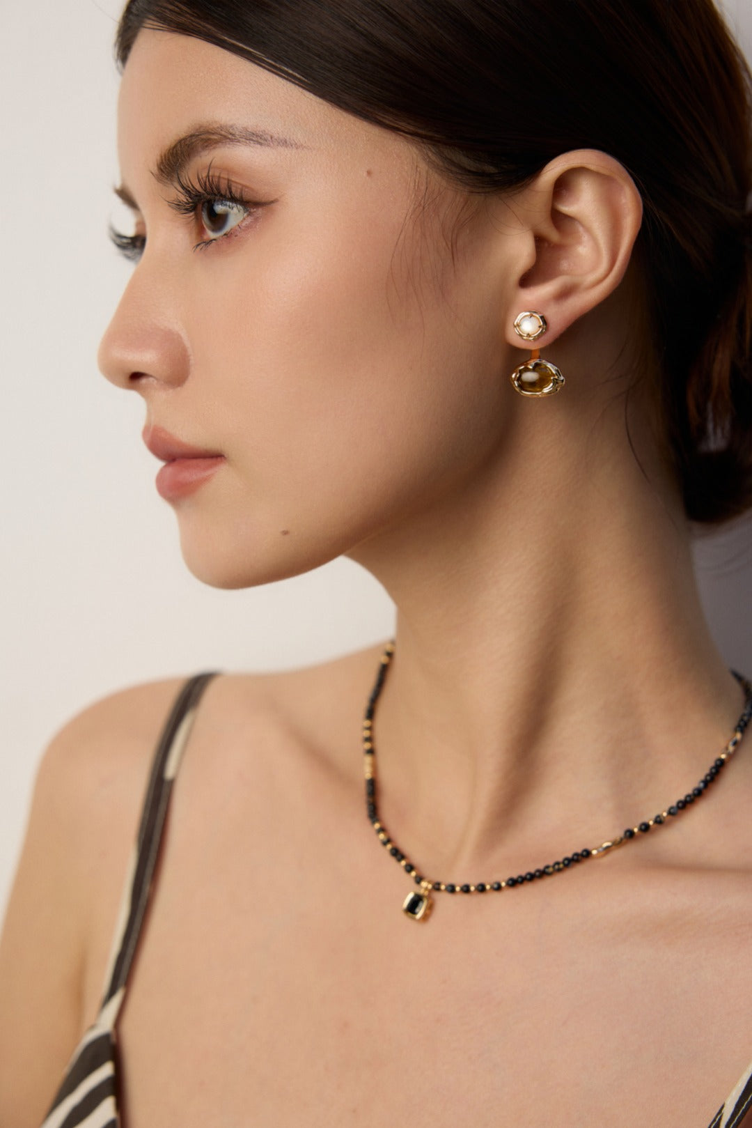 Vintage Gold Round Polished Pendant Necklace- Black Onyx