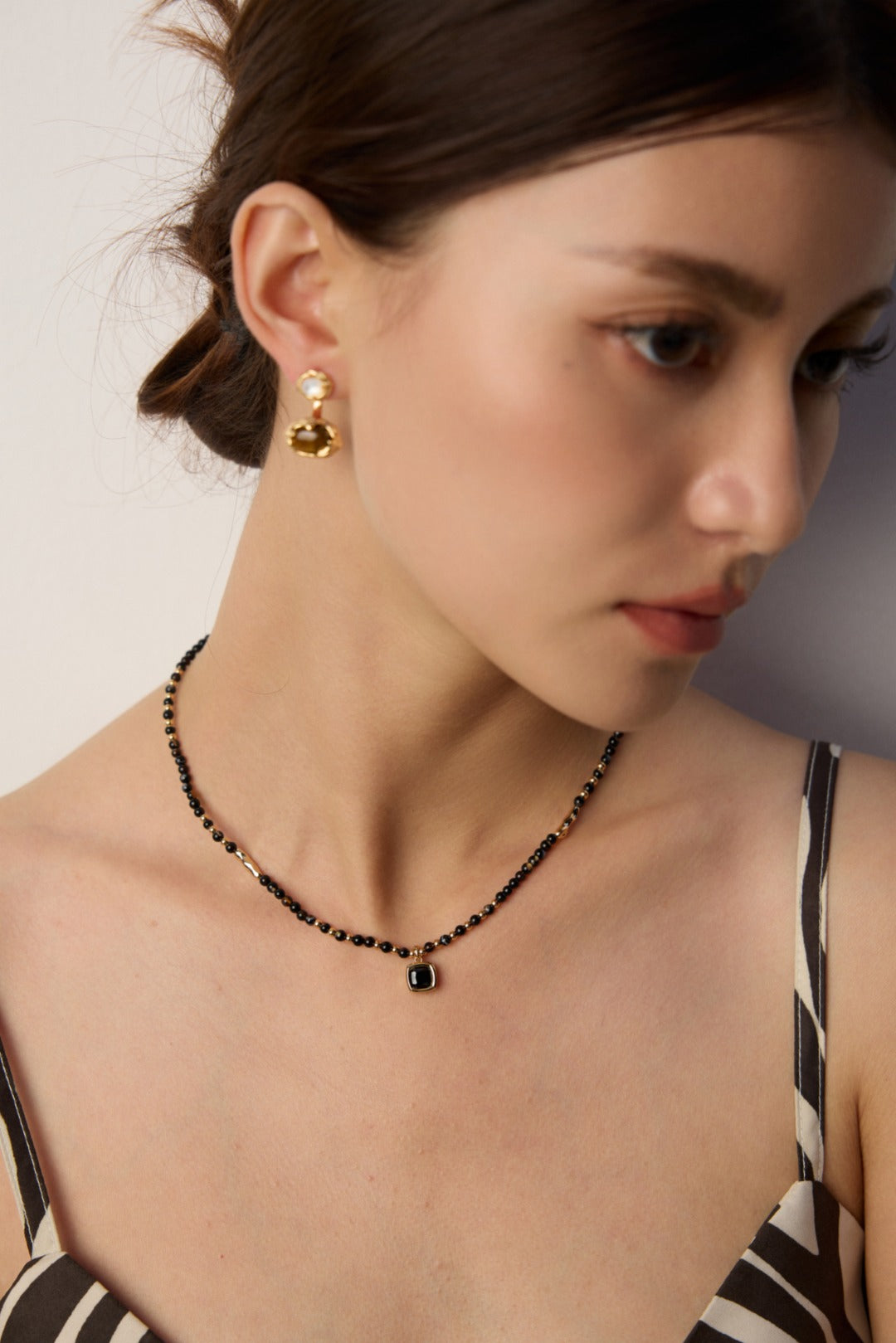 Vintage Gold Round Polished Pendant Necklace- Black Onyx