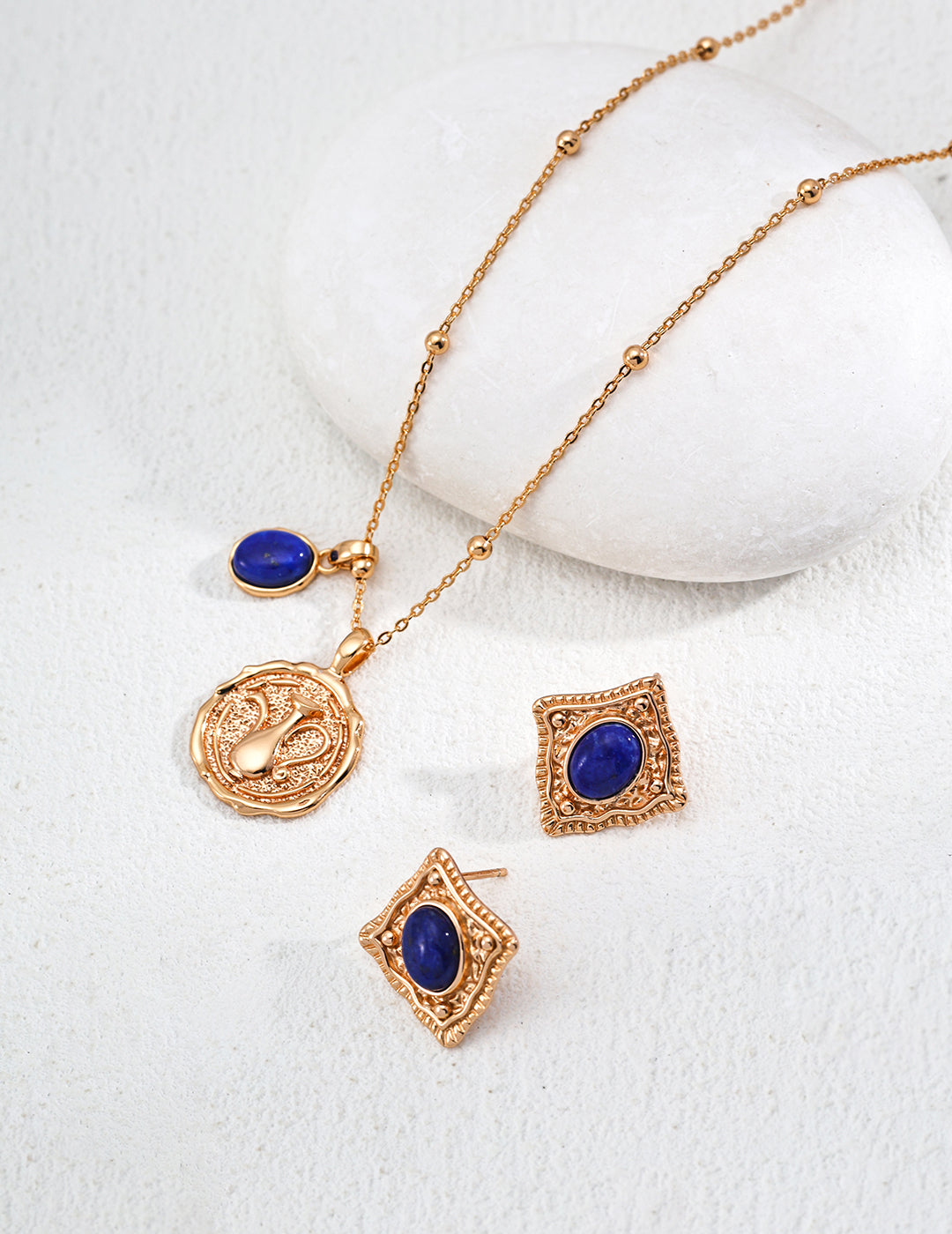 Lapis Lazuli Medallion Necklace – The Symbol of Hope and Inner Strength